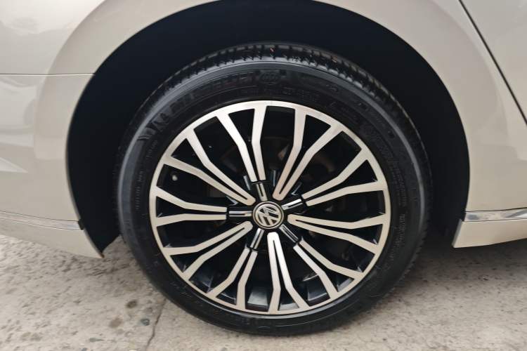 Used Volkswagen Phideon 2018 Revised Version 380TSI Two-Wheel Drive Business Edition Exterior 3