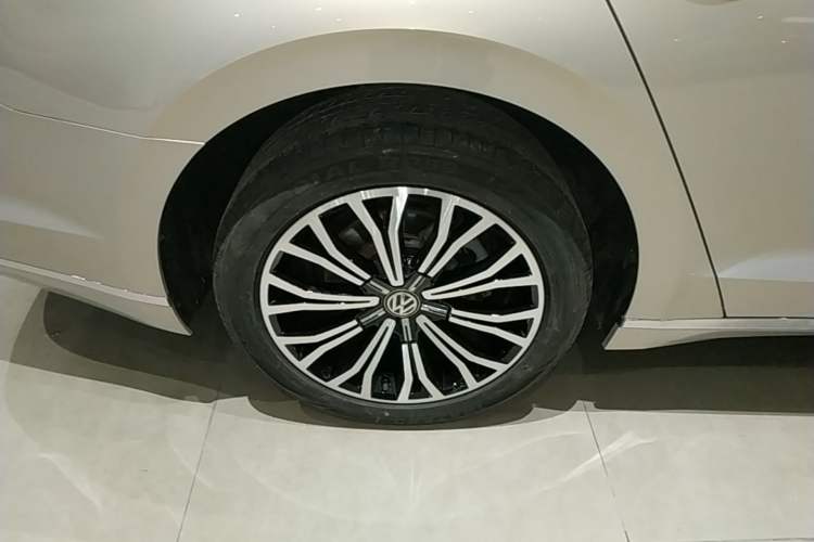 Used Volkswagen Phideon 2018 Revised Version 380TSI Two-Wheel Drive Business Edition Exterior 5