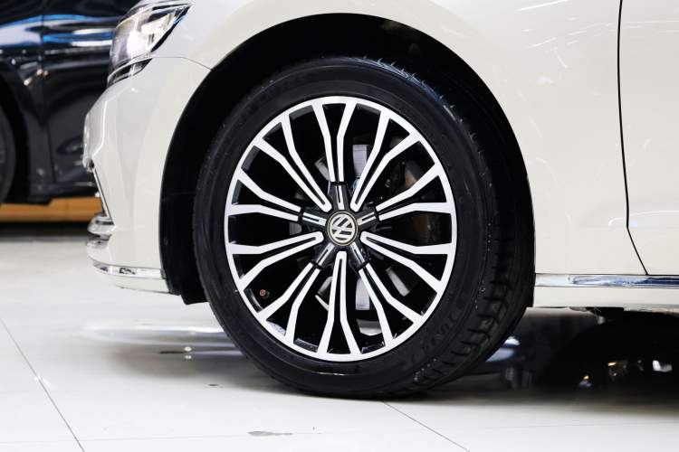 Used Volkswagen Phideon 2018 Revised Version 380TSI Two-Wheel Drive Business Edition Exterior 9