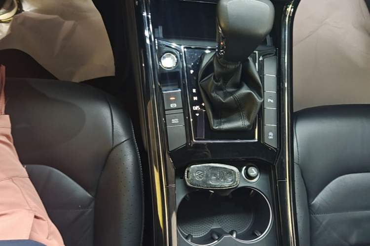 Used Volkswagen Phideon 2018 Revised Version 380TSI Two-Wheel Drive Business Edition Gear Lever