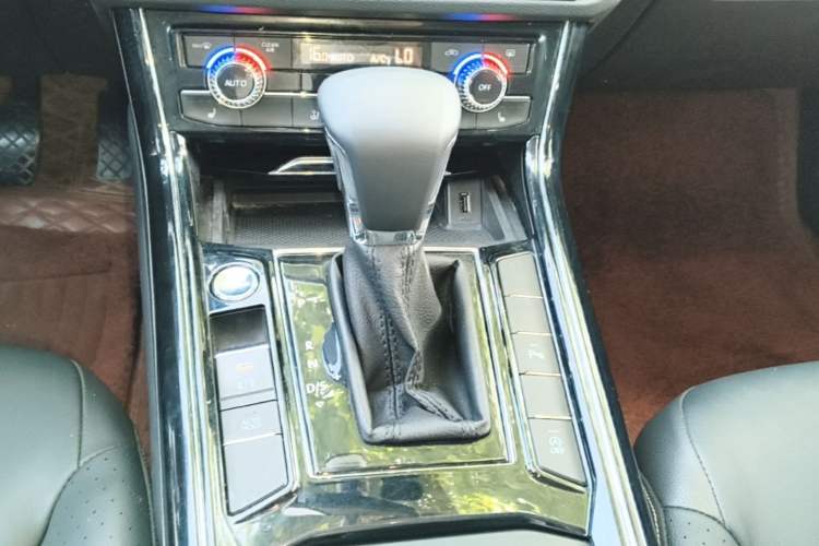 Used Volkswagen Phideon 2018 Revised Version 380TSI Two-Wheel Drive Business Edition Gear Lever