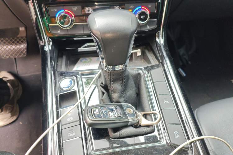 Used Volkswagen Phideon 2018 Revised Version 380TSI Two-Wheel Drive Business Edition Gear Lever