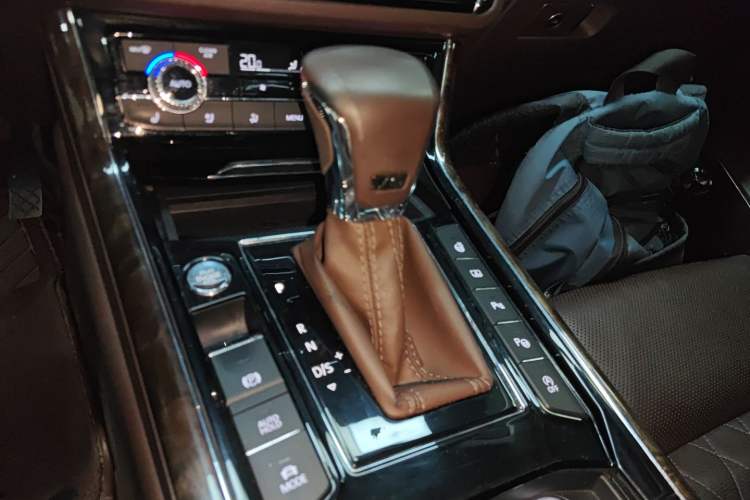Used Volkswagen Phideon 2018 Revised Version 480 V6 Four-Wheel Drive Flagship Edition Gear Lever