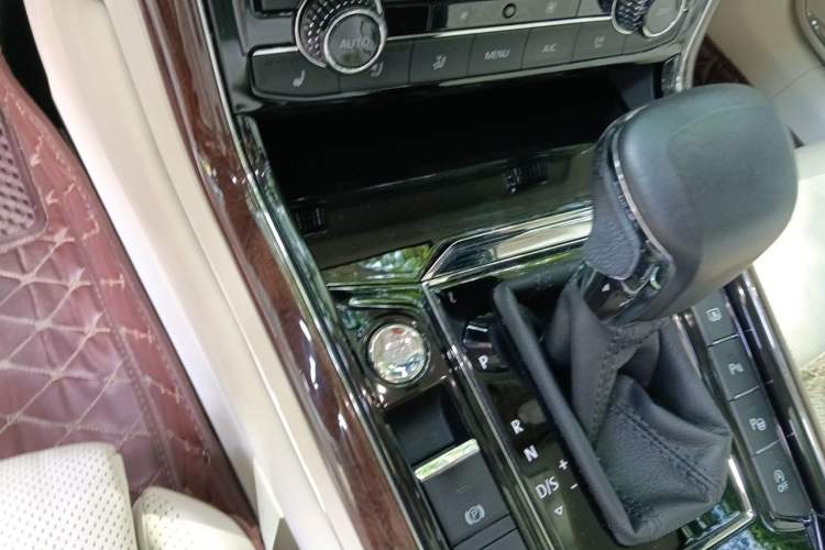 Used Volkswagen Phideon 2018 Revised Version 380TSI Two-Wheel-Drive Flagship Edition Gear Lever