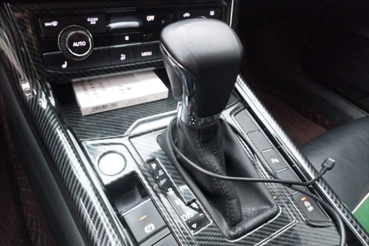 Used Volkswagen Phideon 2018 Revised Version 380TSI Two-Wheel Drive Business Edition Gear Lever