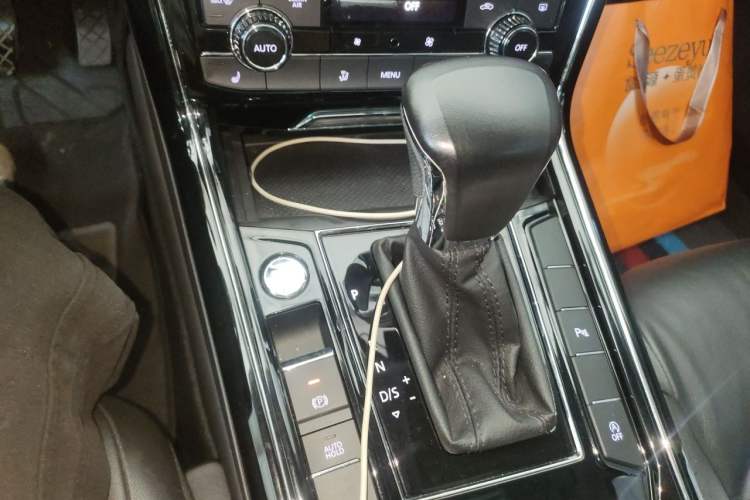 Used Volkswagen Phideon 2018 Revised Version 380TSI Two-Wheel Drive Business Edition Gear Lever