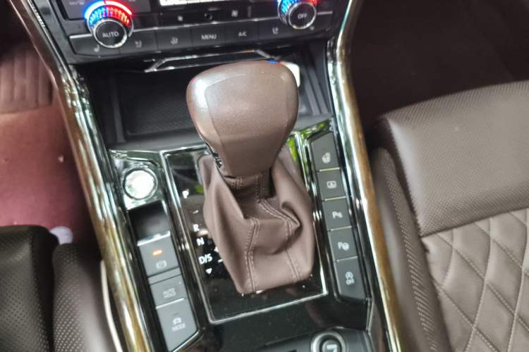 Used Volkswagen Phideon 2018 Revised Version 380TSI Two-Wheel-Drive Flagship Edition Gear Lever