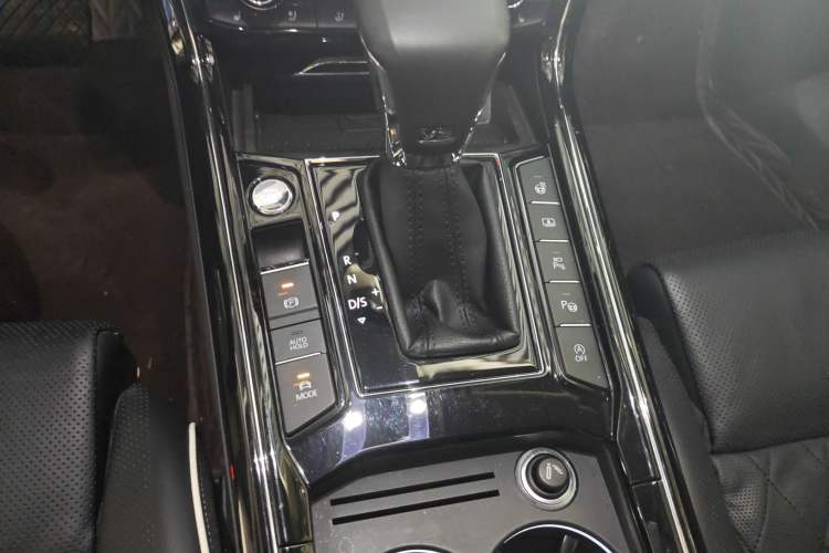Used Volkswagen Phideon 2018 Revised Version 480 V6 Four-Wheel Drive Luxury Flagship Edition Gear Lever