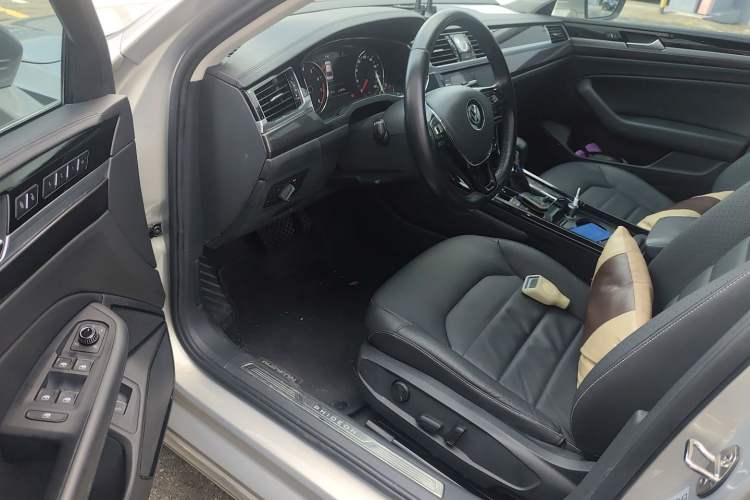 Used Volkswagen Phideon 2018 Revised Version 380TSI Two-Wheel Drive Business Edition Interior 3