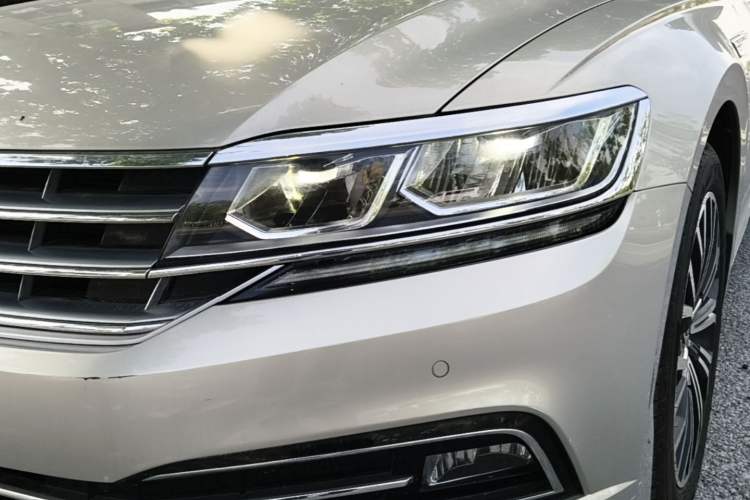 Used Volkswagen Phideon 2018 Revised Version 380TSI Two-Wheel Drive Business Edition Left Front Headlight