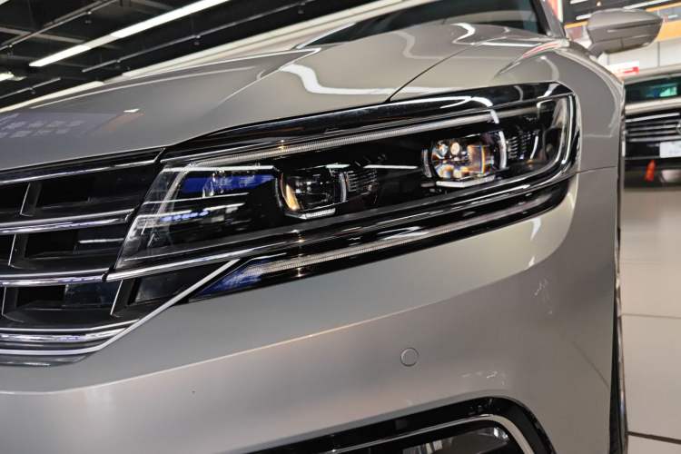 Used Volkswagen Phideon 2018 Revised Version 480 V6 Four-Wheel Drive Flagship Edition Left Front Headlight