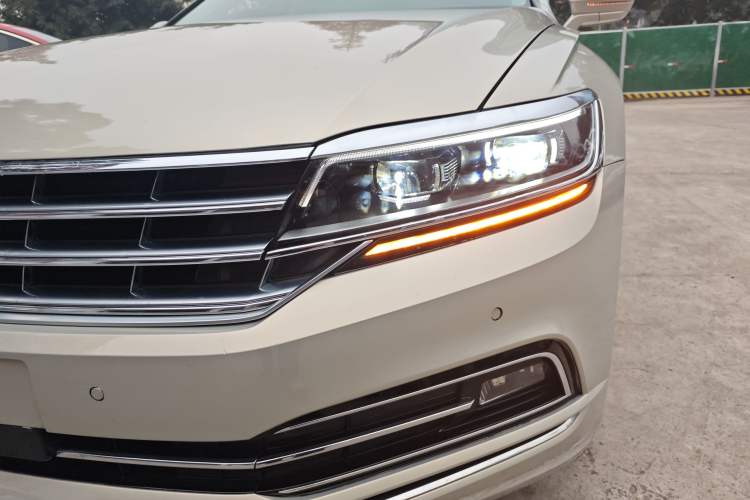 Used Volkswagen Phideon 2018 Revised Version 380TSI Two-Wheel Drive Business Edition Left Front Headlight