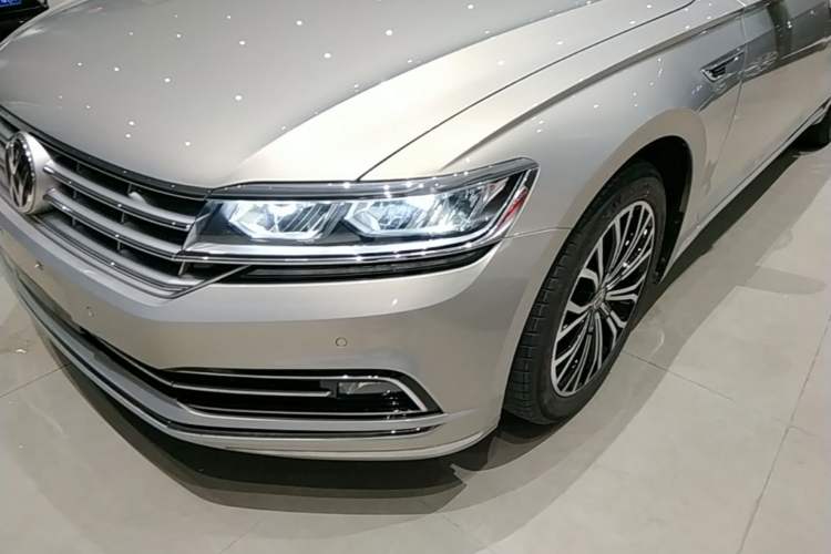 Used Volkswagen Phideon 2018 Revised Version 380TSI Two-Wheel Drive Business Edition Left Front Headlight