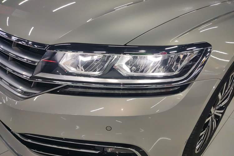 Used Volkswagen Phideon 2018 Revised Version 380TSI Two-Wheel Drive Business Edition Left Front Headlight