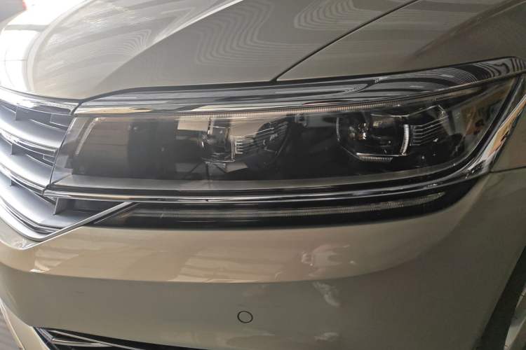 Used Volkswagen Phideon 2018 Revised Version 480 V6 Four-Wheel Drive Luxury Flagship Edition Left Front Headlight