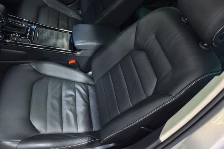 Used Volkswagen Phideon 2018 Revised Version 380TSI Two-Wheel Drive Business Edition Left Front Seat