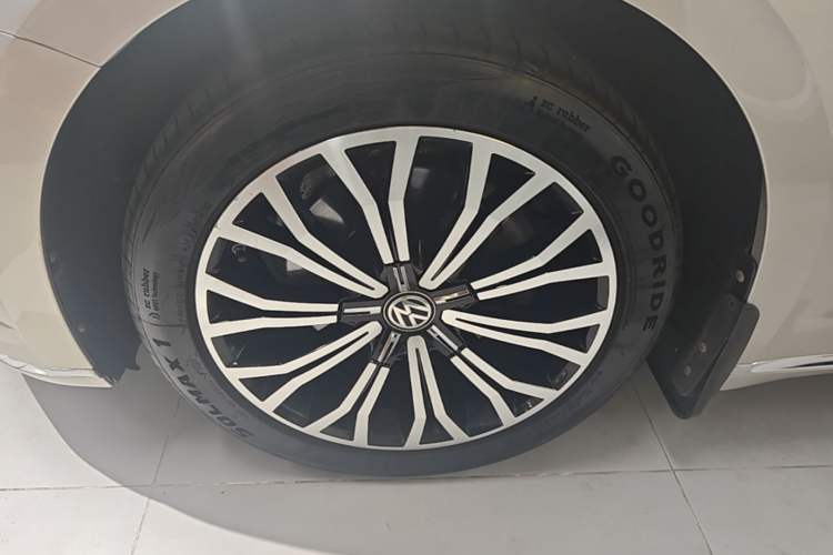 Used Volkswagen Phideon 2018 Revised Version 380TSI Two-Wheel Drive Business Edition Left Front Wheel Hub
