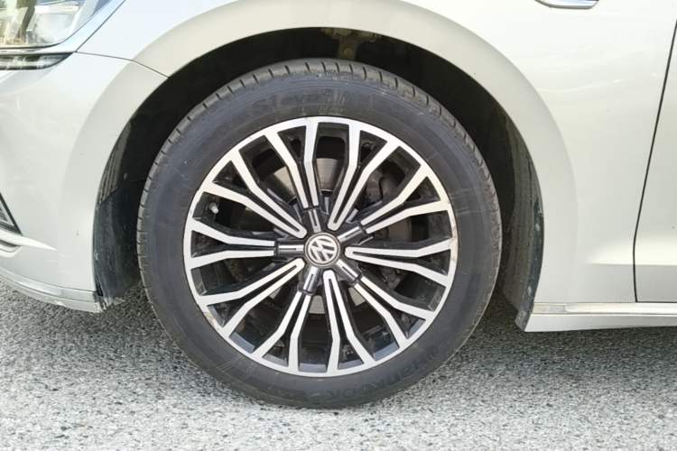 Used Volkswagen Phideon 2018 Revised Version 380TSI Two-Wheel Drive Business Edition Left Front Wheel Hub