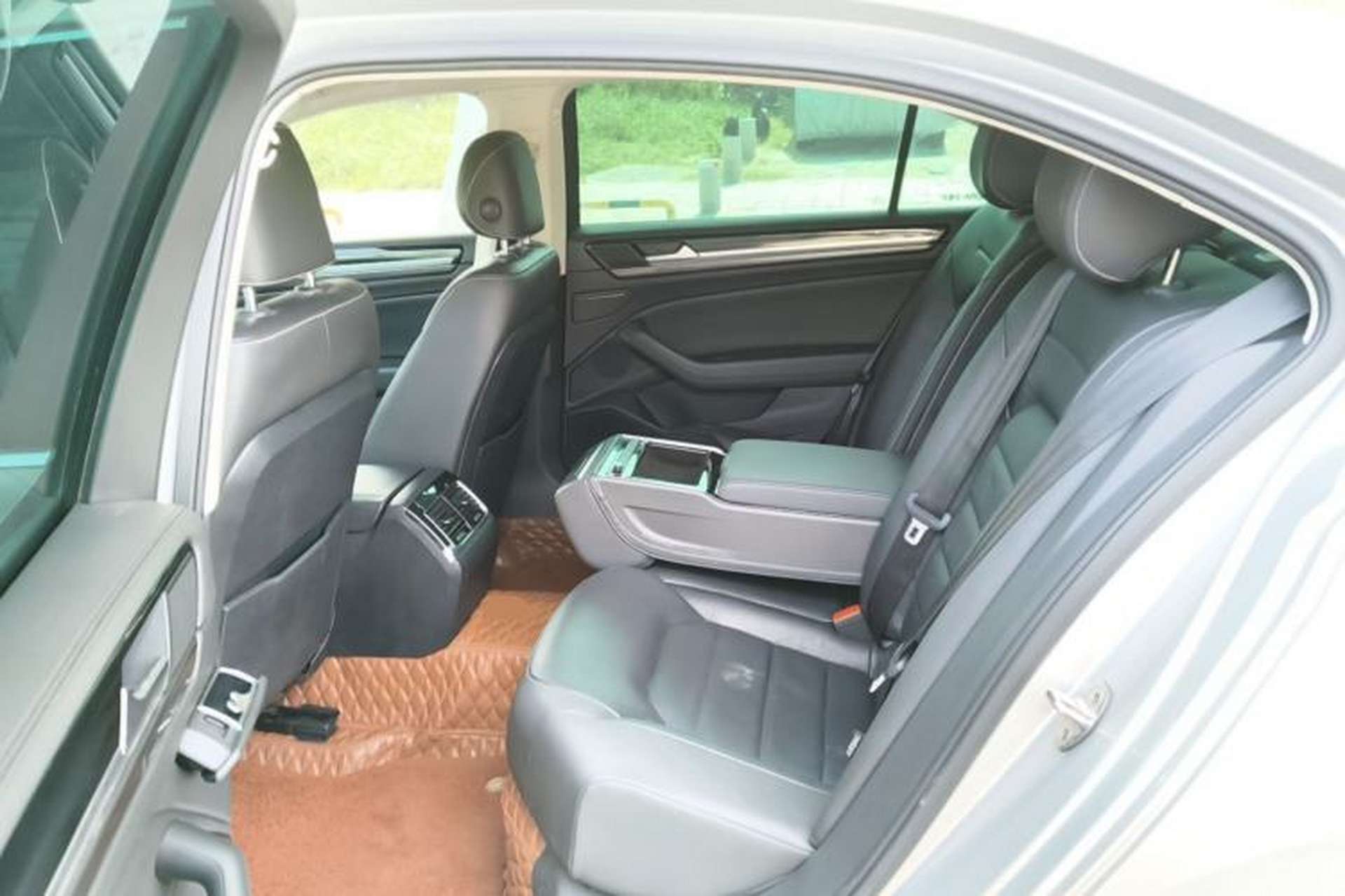 Used Volkswagen Phideon 2018 Revised Version 380TSI Two-Wheel Drive Business Edition Left Rear Seat