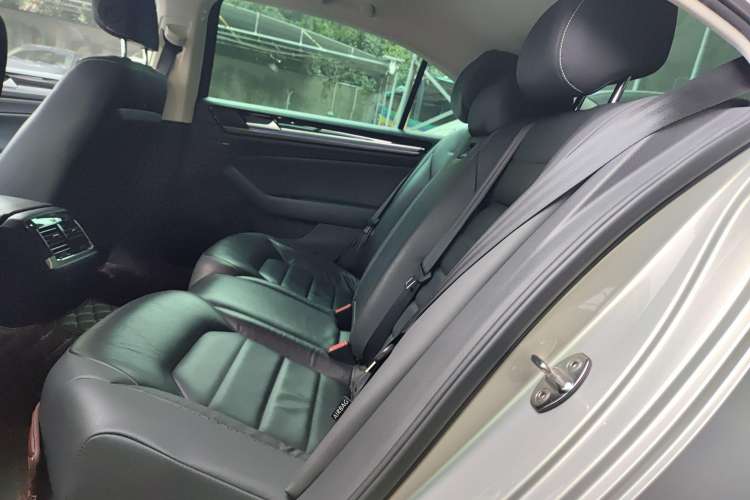 Used Volkswagen Phideon 2018 Revised Version 380TSI Two-Wheel Drive Business Edition Left Rear Seat
