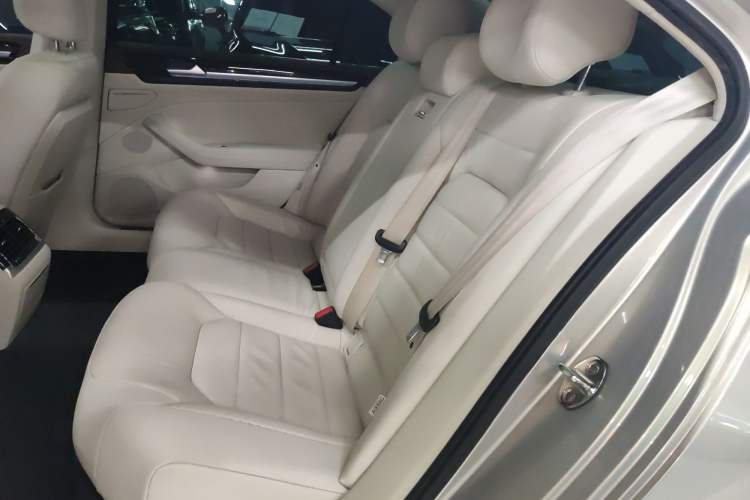 Used Volkswagen Phideon 2018 Revised Version 380TSI Two-Wheel Drive Business Edition Left Rear Seat