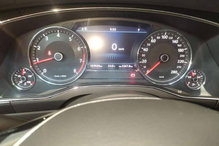 Used Volkswagen Phideon 2018 Revised Version 380TSI Two-Wheel Drive Business Edition Odometer Close Up
