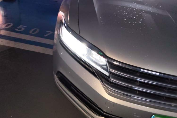 Used Volkswagen Phideon 2018 Revised Version 380TSI Two-Wheel Drive Business Edition Right Front Headlight