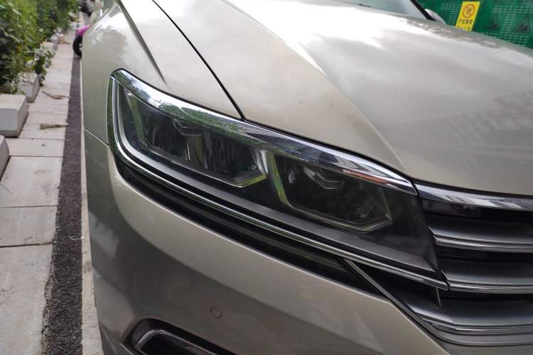 Used Volkswagen Phideon 2018 Revised Version 380TSI Two-Wheel Drive Business Edition Right Front Headlight