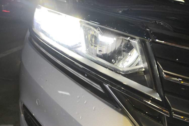 Used Volkswagen Phideon 2018 Revised Version 380TSI Two-Wheel Drive Business Edition Right Front Headlight