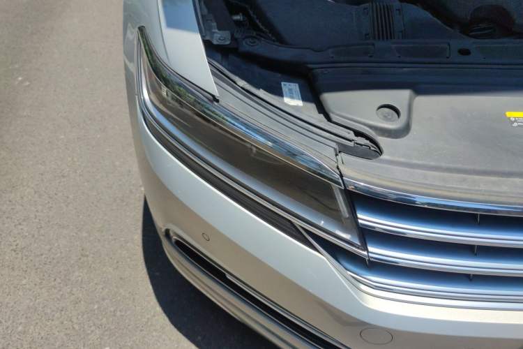 Used Volkswagen Phideon 2018 Revised Version 380TSI Two-Wheel Drive Business Edition Right Front Headlight