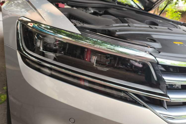 Used Volkswagen Phideon 2018 Revised Version 380TSI Two-Wheel-Drive Flagship Edition Right Front Headlight