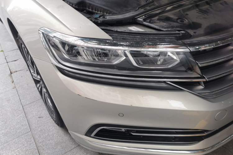 Used Volkswagen Phideon 2018 Revised Version 380TSI Two-Wheel Drive Business Edition Right Front Headlight