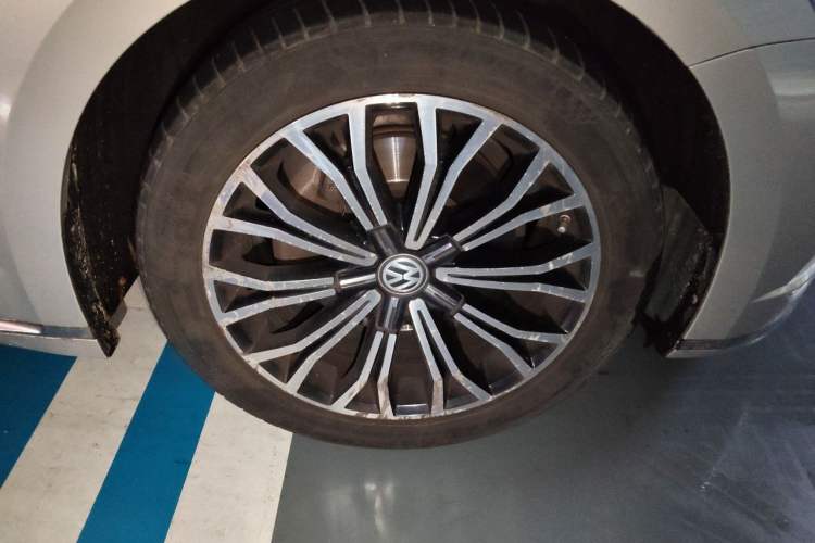 Used Volkswagen Phideon 2018 Revised Version 380TSI Two-Wheel Drive Business Edition Right Front Wheel Hub