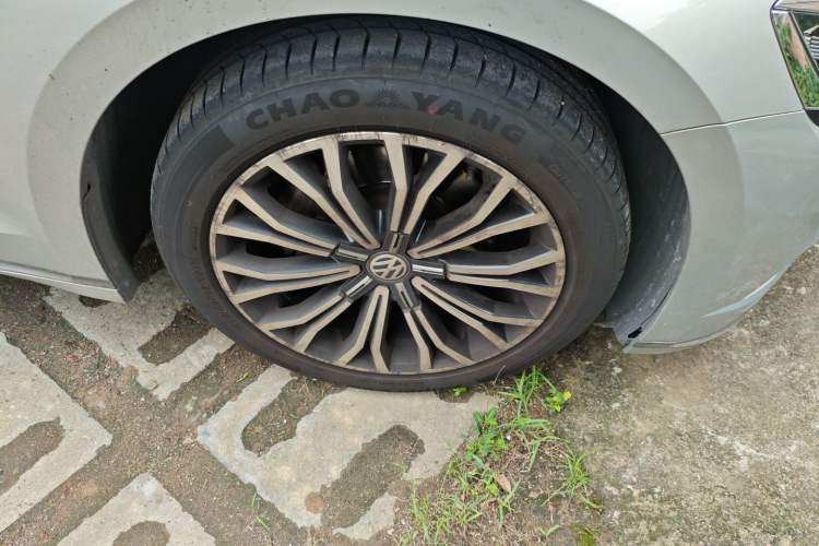 Used Volkswagen Phideon 2018 Revised Version 380TSI Two-Wheel Drive Business Edition Right Front Wheel Hub