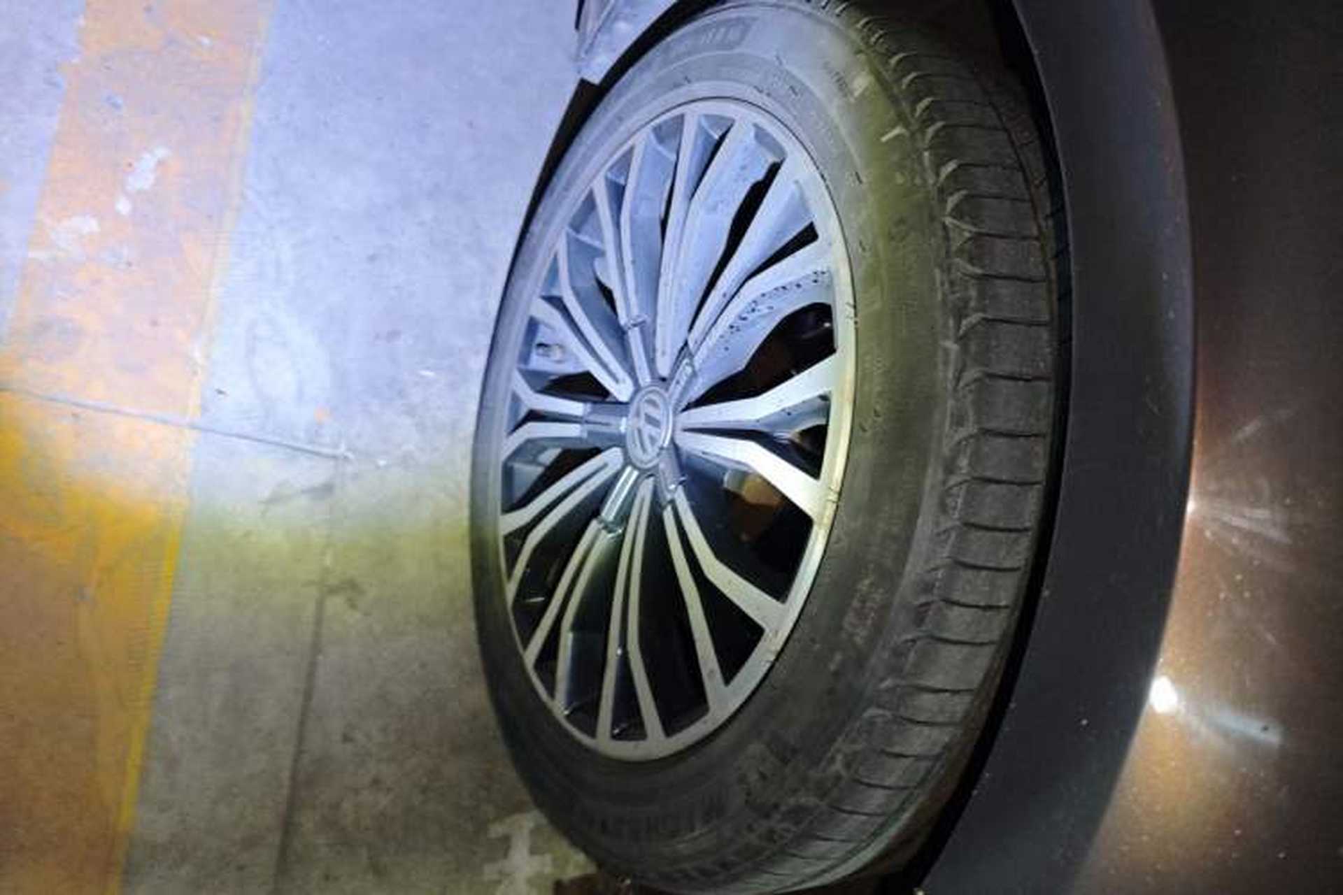 Used Volkswagen Phideon 2018 Revised Version 380TSI Two-Wheel Drive Business Edition Right Front Wheel Hub