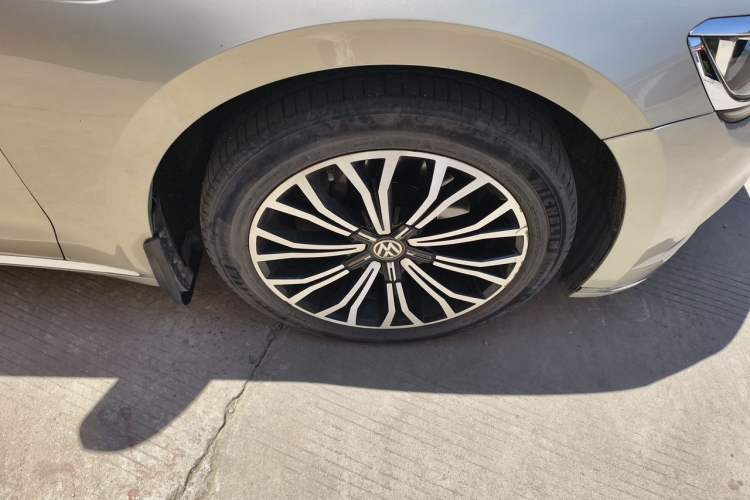 Used Volkswagen Phideon 2018 Revised Version 380TSI Two-Wheel Drive Business Edition Right Front Wheel Hub
