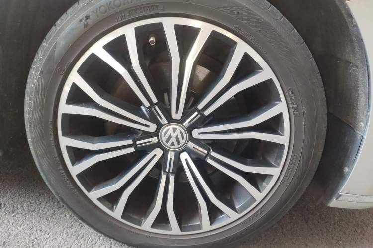 Used Volkswagen Phideon 2018 Revised Version 380TSI Two-Wheel Drive Business Edition Right Front Wheel Hub