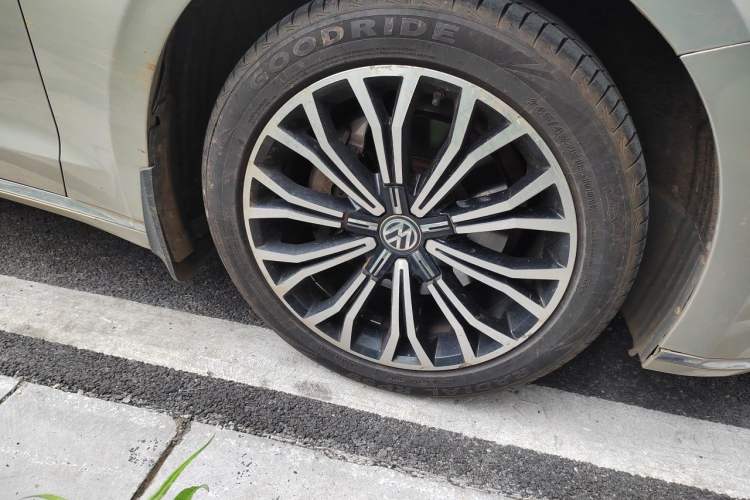 Used Volkswagen Phideon 2018 Revised Version 380TSI Two-Wheel Drive Business Edition Right Front Wheel Hub