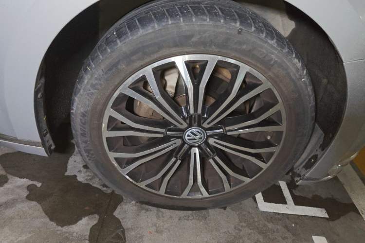 Used Volkswagen Phideon 2018 Revised Version 380TSI Two-Wheel Drive Business Edition Right Front Wheel Hub