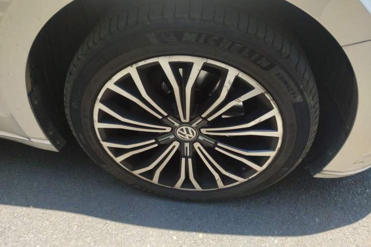 Used Volkswagen Phideon 2018 Revised Version 380TSI Two-Wheel Drive Business Edition Right Front Wheel Hub