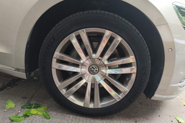 Used Volkswagen Phideon 2018 Revised Version 380TSI Two-Wheel-Drive Flagship Edition Right Front Wheel Hub