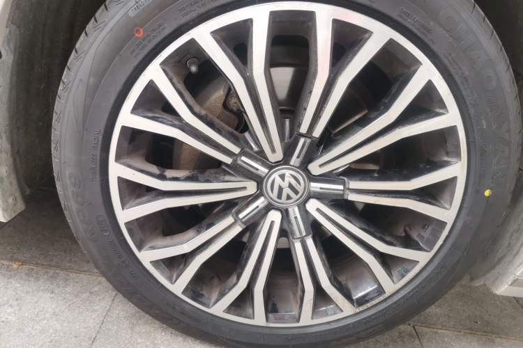 Used Volkswagen Phideon 2018 Revised Version 380TSI Two-Wheel Drive Business Edition Right Front Wheel Hub