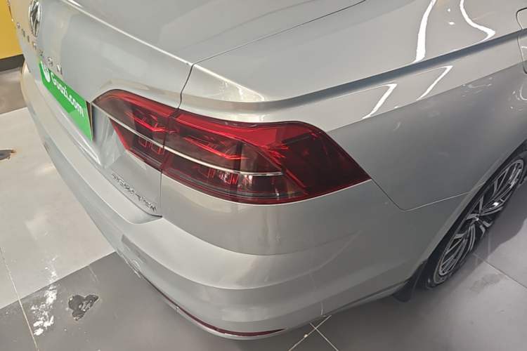 Used Volkswagen Phideon 2018 Revised Version 380TSI Two-Wheel Drive Business Edition Right Rear Taillight