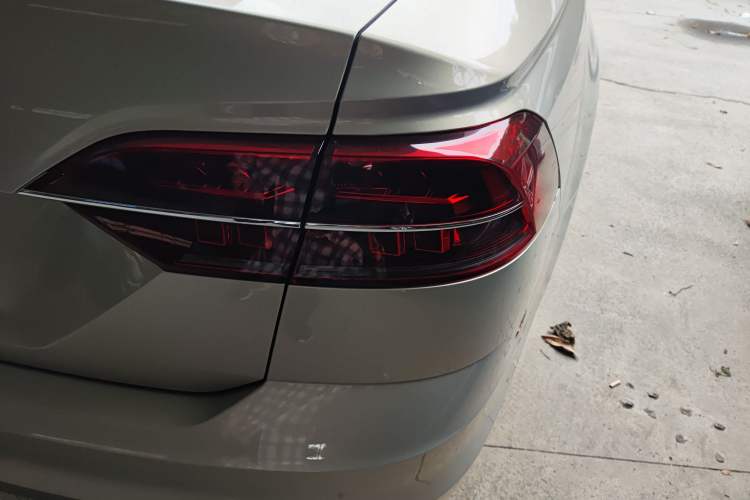 Used Volkswagen Phideon 2018 Revised Version 380TSI Two-Wheel Drive Business Edition Right Rear Taillight
