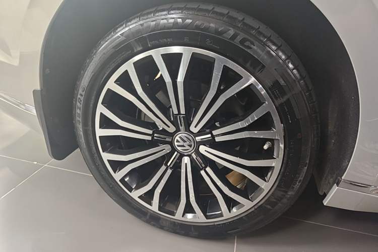 Used Volkswagen Phideon 2018 Revised Version 380TSI Two-Wheel Drive Business Edition Right Rear Wheel Hub