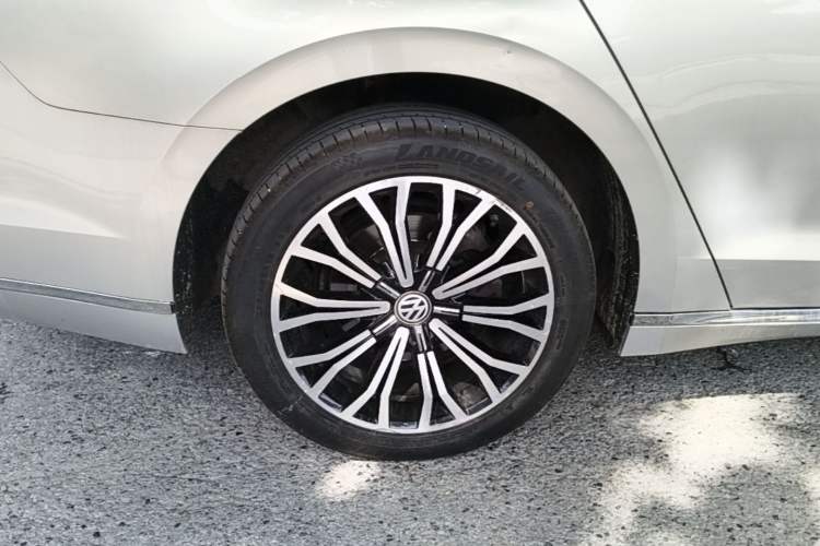 Used Volkswagen Phideon 2018 Revised Version 380TSI Two-Wheel Drive Business Edition Right Rear Wheel Hub