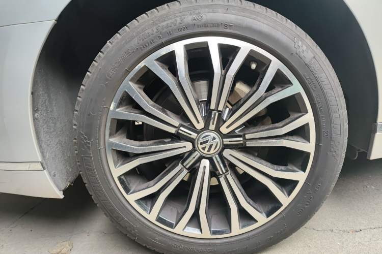 Used Volkswagen Phideon 2018 Revised Version 380TSI Two-Wheel Drive Business Edition Right Rear Wheel Hub