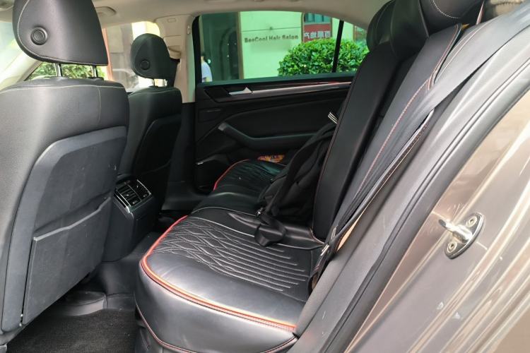 Used Volkswagen Phideon 2018 Revised Version 380TSI Two-Wheel Drive Business Edition Left Rear Seat