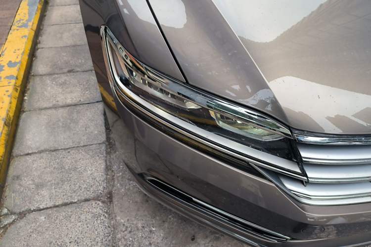 Used Volkswagen Phideon 2018 Revised Version 380TSI Two-Wheel Drive Business Edition Right Front Headlight