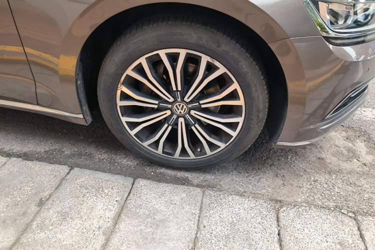 Used Volkswagen Phideon 2018 Revised Version 380TSI Two-Wheel Drive Business Edition Right Front Wheel Hub